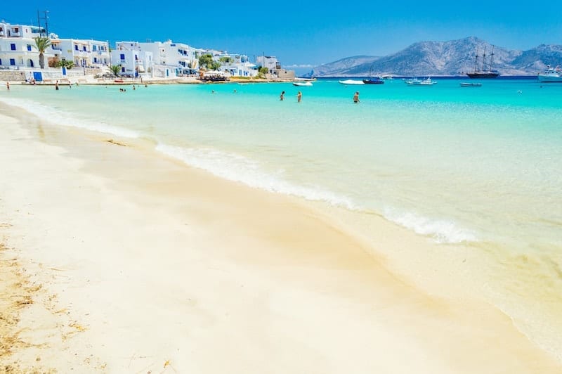 Praia de areia branca em Koufonisia nas Pequenas Cíclades