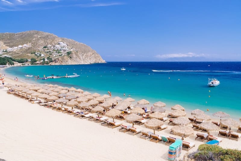 Chaises longues sur la plage Elias, Mykonos