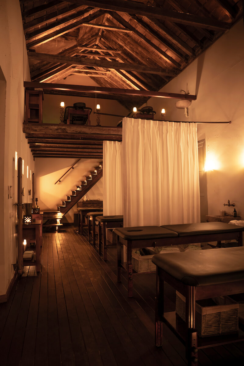 Candlelet massage room with screens at AIRE Seville.
