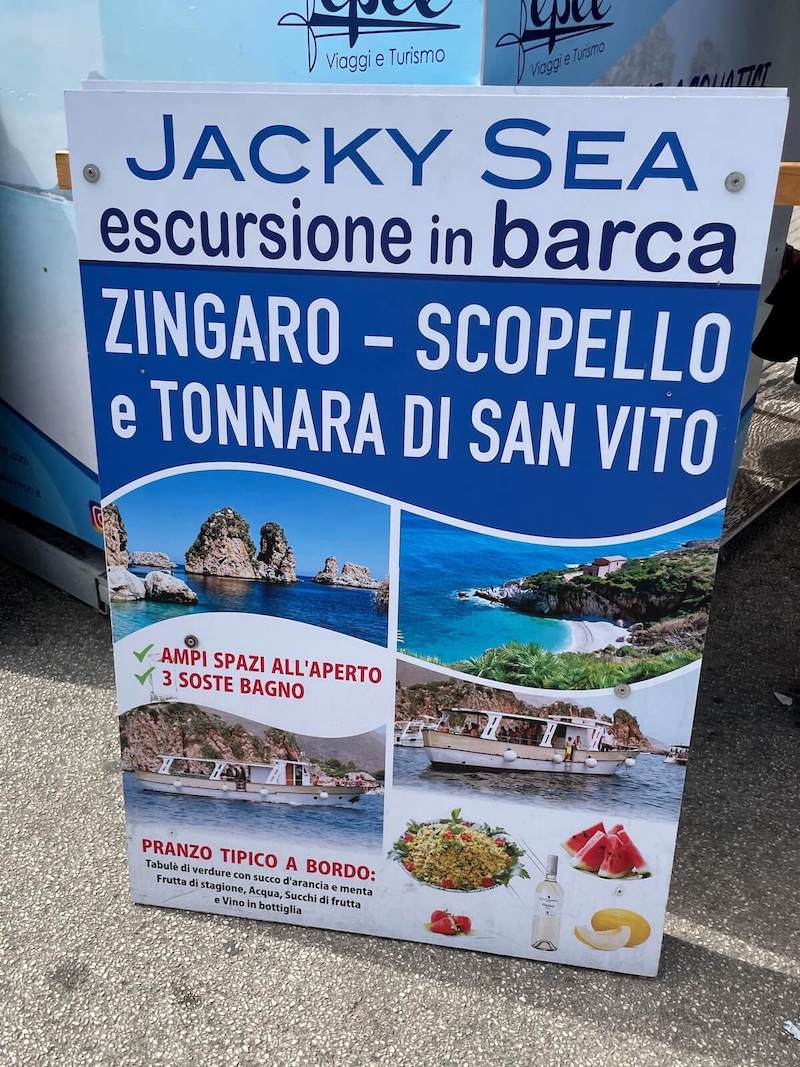 Sign for boat excursions in Italian.